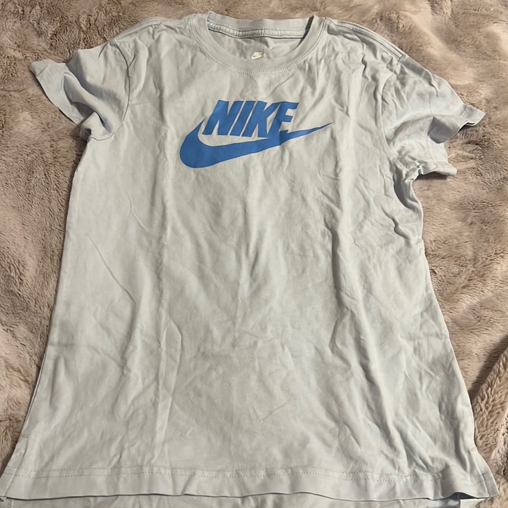 girls large nike tee the t shirt has little slits at the bottom
